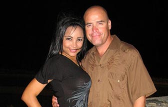 A photo of a foreign man with his Barranquilla girlfriend.