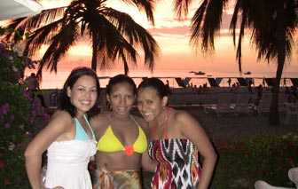 A photo of 3 Barranquilla women on the beach.