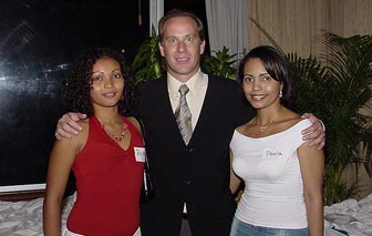 A client mingling with single Barranquilla women